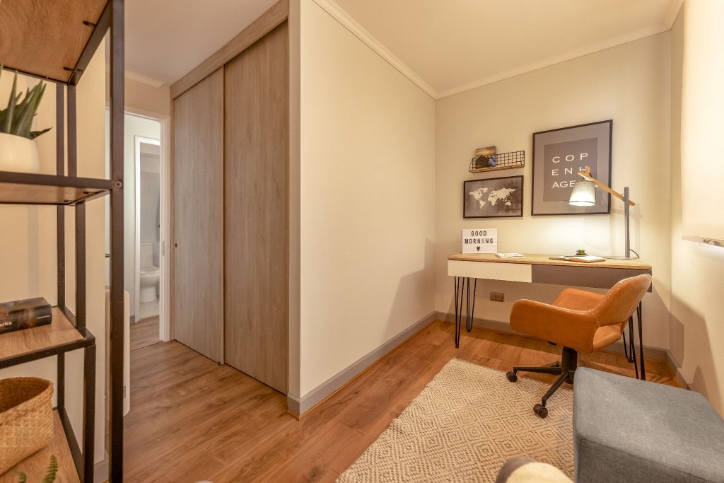 Espacio multifuncional diseñado para home office en vivienda CFL Inmobiliaria.