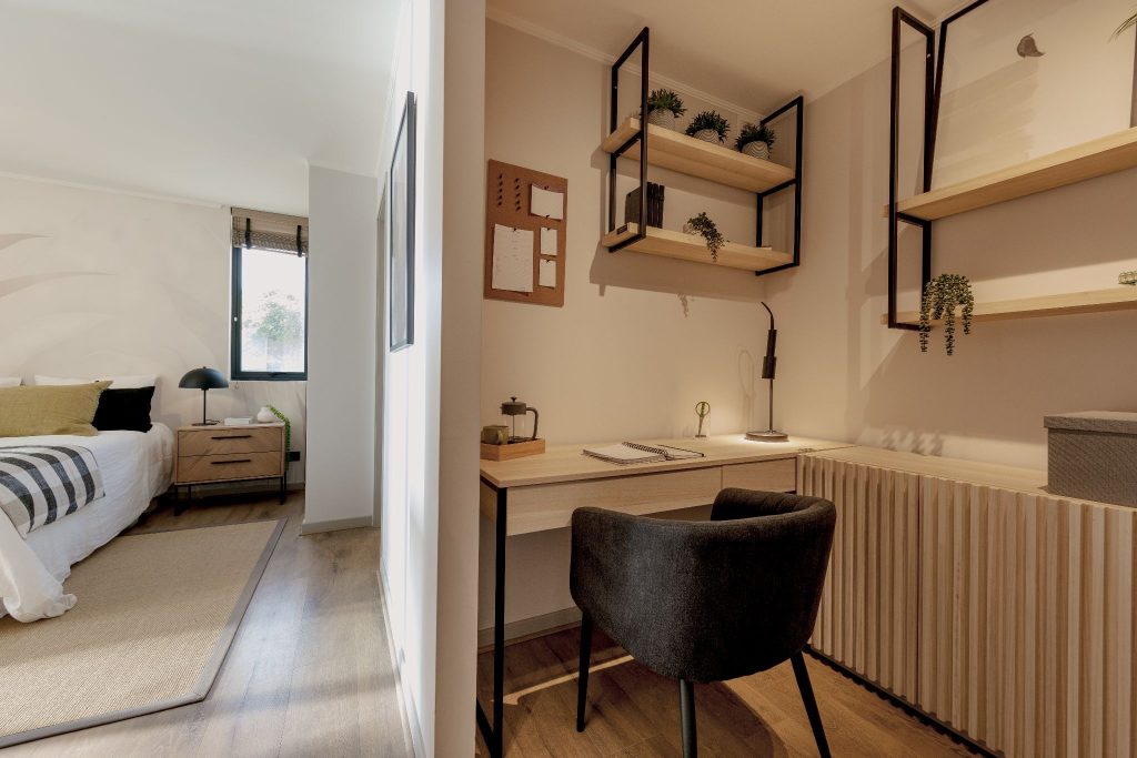 Dormitorio con espacio de trabajo integrado en una vivienda moderna CFL Inmobiliaria.