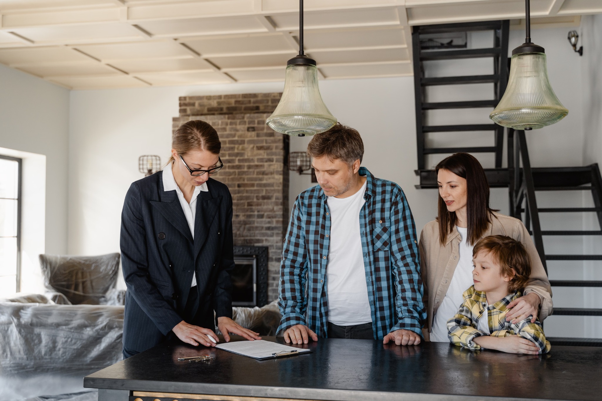 Familia evaluando la compra de una vivienda en un proyecto inmobiliario
