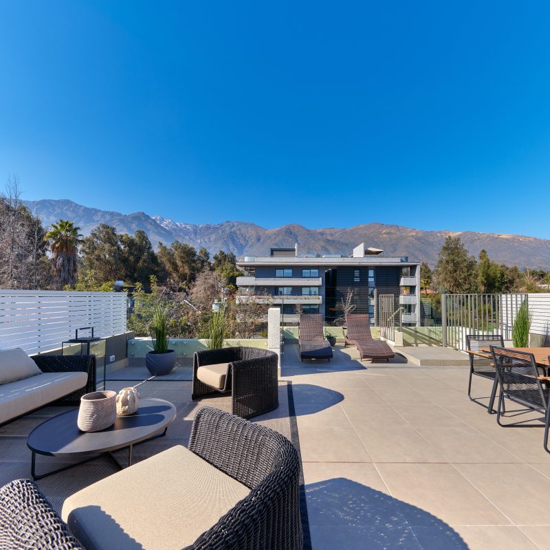 Departamento con espacios privados al aire libre y terraza
