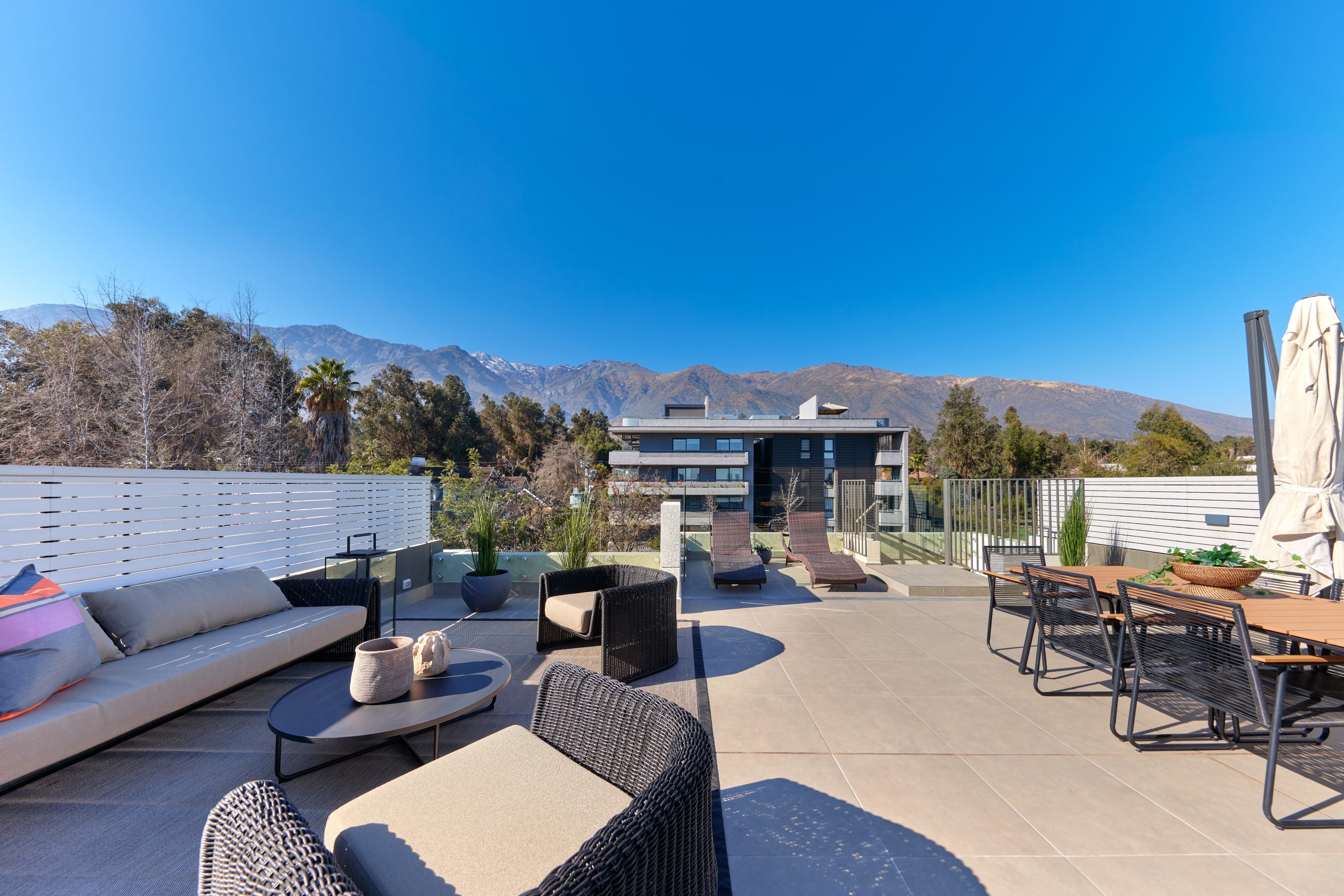 Departamento con espacios privados al aire libre y terraza